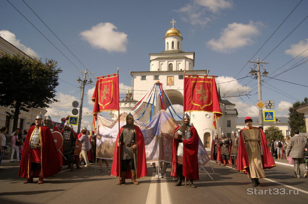 Население владимира. Три столицы Великороссии во Владимире. Шествие три столицы Великороссии. Жители города Владимира. Город Владимир население.